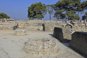 Minoïsche archeologische site van Phaistos. Deel van het Noordoost Complex. Complex van vier kamers direct grenzend aan het oude paleis. Deze kamers werden gebruikt om waardevolle rituele vaten op te slaan. De beroemde 