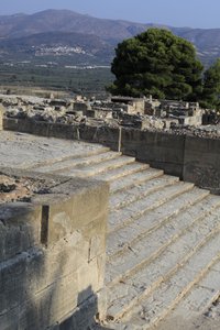 Minoïsche archeologische site van Phaistos. Trap die begint in het westelijke hof en leidt naar de Propylaea, de belangrijkste en meest indrukwekkende ingang van het nieuwe paleis (1700-1450 v.Chr.). Phaistos, Kreta door Minoan