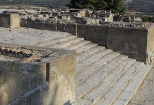 Minoïsche archeologische site van Phaistos. Trap die begint in het westelijke hof en leidt naar de Propylaea, de belangrijkste en meest indrukwekkende ingang van het nieuwe paleis (1700-1450 v.Chr.). Phaistos, Kreta door Minoan