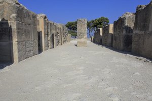 Minoïsche archeologische site van Phaistos. De westelijke magazijnen. Groot complex van de paleisopslagruimtes. Het bestaat uit de voorhal, de gang van de opslagruimtes en de opslagruimtes zelf. Aan weerszijden van de gang waren 11 magazijnen waarin de goe