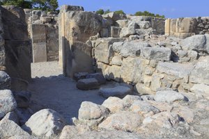 Minoïsche archeologische site van Phaistos. De westelijke magazijnen. Groot complex van de paleisopslagruimtes. Uitzicht over enkele van de 11 magazijnen waarin de goederen van het paleis werden opgeslagen (1900-1700 v.Chr.) Phaistos, Kreta