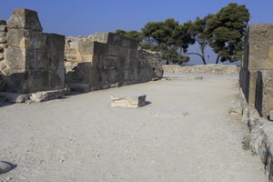 Minoïsche archeologische site van Phaistos. De westelijke magazijnen. Groot complex van de paleisopslagruimtes. Het bestaat uit de voorhal, de gang van de opslagruimtes en de opslagruimtes zelf. Aan weerszijden van de gang waren 11 magazijnen waarin de goe door Minoan