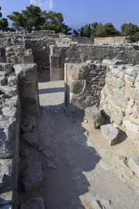 Minoïsche archeologische site van Phaistos. De westelijke magazijnen. Groot complex van de paleisopslagruimtes. Uitzicht over enkele van de 11 magazijnen waarin de goederen van het paleis werden opgeslagen (1900-1700 v.Chr.) Phaistos, Kreta.