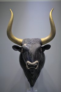 Minoïsche kunst. Stierenkop rhyton. Deze rhyton werd gevonden in het kleine paleis van Knossos. Het is een karakteristiek voorbeeld van Minoïsch steenhouwwerk uit de vroege Neopalatial periode. Het is een plengvaas, die werd gevuld met de juiste vloeistof  door Minoan