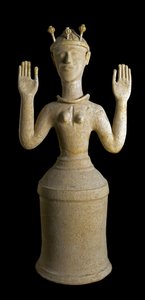Minoïsche kunst: terracotta beeld van de Godin van de Papavers, godheid van slaap of dood. Uit het heiligdom van Gazi, Kreta. 1350 v.Chr. Heraklion, nationaal archeologisch museum