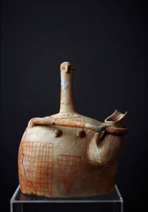 Minoïsche beschaving: terracotta beeld van vrouwelijke godheid (moedergodin?) uit Myrtos. 2300 v.Chr. Dim. 21,1 cm Kreta, museum van Agios Nikolaos (Sint-Nikolaas) door Minoan