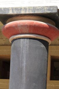 Minoïsche archeologische site van Knossos. Detail van een kolom van de Hal van de dubbele bijlen en het koningin megaron van het paleis van koning Minos. Knossos, Kreta