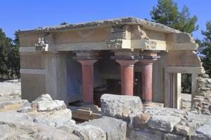 Minoïsch archeologisch terrein van Knossos. Noordelijke lustrale bassins. Noordelijke ingang van het paleis. Volgens A. Evans werd dit gebouw gebruikt bij zuiveringsceremonies en daarom noemde hij deze plaats 
