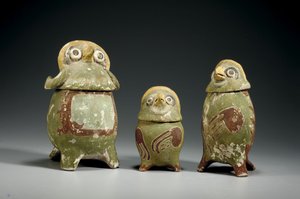 Drie polychrome terracotta effigievaten van de Mixtec, ca. 900-1200 door Mixtec