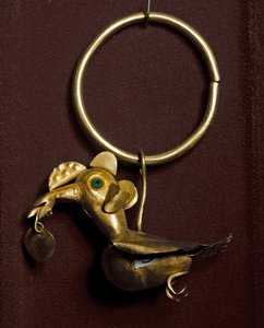 Precolumbiaanse kunst, Mochica cultuur: oorbel met vogel in goud door Moche Moche