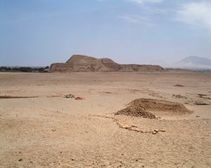 Uitzicht op de Mochicaanse bakstenen tempel door Moche Moche