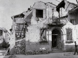 De bombardementen van Sermide: een huis ernstig beschadigd tijdens de Tweede Wereldoorlog door Modestino Baldinetti