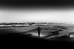 Een wandeling langs het verlaten strand door Monika Zemojtel