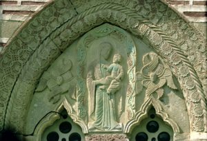 Madonna en Kind, raamdetail van de kerk, gebouwd 1413-17