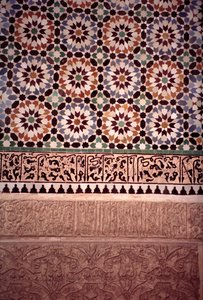 De onderste muur van de hoofdbinnenplaats, gebouwd door de Saadiërs in 1565 door Moroccan School