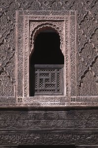 Uitzicht op een raam in de binnenplaats van de Ali ben Youssef Medersa, gebouwd door de Saadiërs in 1565