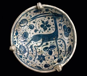 Mudéjar kunst: keramische beker azul, versierd met een hert van Paterna, Manises (Hispano-Moorse stijl). 14e of 15e eeuw. Barcelona, Barcelona Keramiekmuseum, Spanje