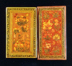 Een paar Safavid-dynastie spiegelkasten, beschilderd met bloemmotieven, een met een bonte hop (ca. 1671-1672) door Muhammad Zaman