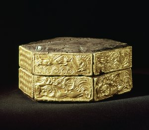 Hexagonale pyxis versierd met dieren, uit Graf V, Grafcirkel A, Mycene