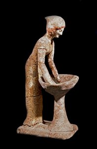 Myceense kunst: beeldje van vrouw die meel pikt. 16e eeuw v.Chr. Straatsburg, archeologisch museum door Mycenaean