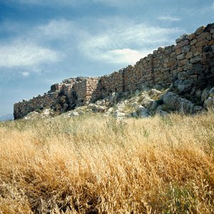 Myceense kunst: zicht op de ruïnes van de muur van de stad Tiryns gebouwd rond 1200 v.Chr. Griekenland door Mycenaean