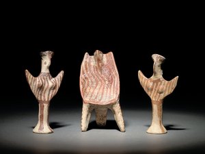 Psi-figuur, troon met zittende figuur, en Psi-figuur, c.1300-1200 v.Chr. (terracotta) door Mycenaean