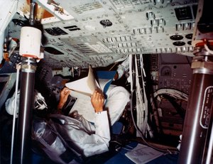 Een astronaut in een NASA Command Module, jaren 1970 door NASA Images