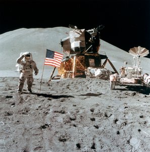 Astronaut James Irwin 1930-1991 groet op de maan, 1971 door NASA Images