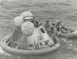 [Astronauten in Reddingsboot na Apollo 11 Splashdown], 1969 door NASA Images