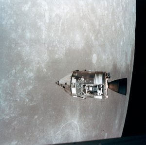 De Apollo 15 Command en Service Modules in een baan om de maan, 1971 door NASA Images