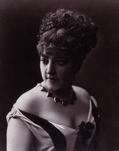 Portret van een vrouw. Gezicht van een vrouw met een decolleté en een ketting met hartvormige hangers door studio of Nadar