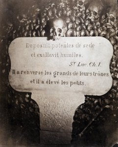 De beenderhuizen van de catacomben van Parijs. Peter met een citaat uit Hoofdstuk 1 van het Evangelie van Sint Lucas (Deposuit potentes de sede et exaltavit humiles. In het Frans: Hij wierp de groten omver en verhief de kleinen) door Nadar