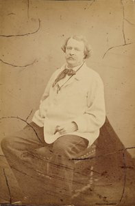 [Zelfportret in witte kiel Félix Nadar]. door Nadar [Gaspard Félix Tournachon]