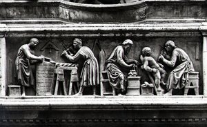 Reliëf dat kunstenaars en ambachtslieden aan het werk toont door Nanni di Banco