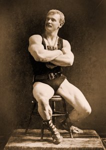 Eugen Sandow, in klassieke oude Grieks-Romeinse pose, ca. 1893