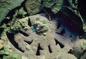 Vergulde koperen rammelaar van onthoofdingsgod in het Moche koninklijke graf van de Oude Heer van Sipan
