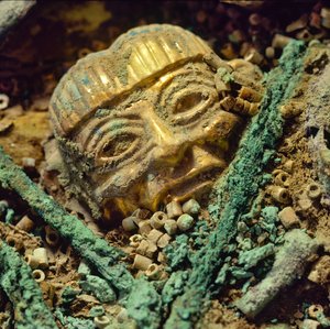 Gouden kralenhoofd begraven in het koninklijke graf van de Oude Heer van Sipan
