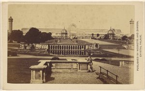 [Lang bovenaanzicht van het Crystal Palace gebouw en terrein]. door Negretti and Zambra