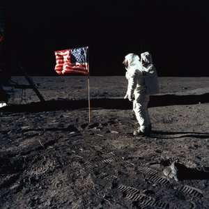 Buzz Aldrin en de Amerikaanse vlag op de maan