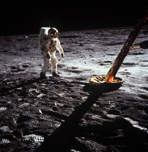 Buzz Aldrin bij het been van de maanmodule, Apollo II missie, juli 1969 door Neil Armstrong