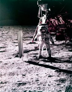 Buzz Aldrin plaatst zonnecollector op het oppervlak van de Maan, Apollo 11 missie, juli 1969