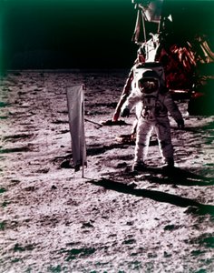 Buzz Aldrin zet zonnecollector op het maanoppervlak, Apollo 11 missie, juli 1969