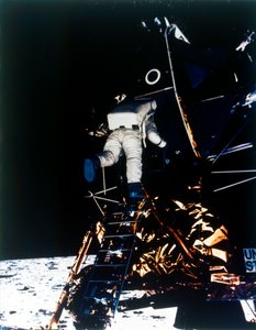 Buzz Aldrin daalt af van de Lunar Module, Apollo II missie, juli 1969 door Neil Armstrong