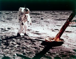 Buzz Aldrin bij het been van de Lunar Module op de maan, Apollo 11 missie, juli 1969 door Neil Armstrong