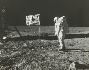 Buzz Aldrin op de maan met de Amerikaanse vlag, 1969 door Neil Armstrong