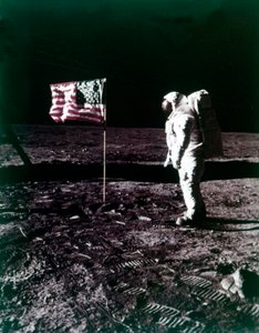 Buzz Aldrin staat naast de Amerikaanse vlag op het oppervlak van de maan, juli 1969