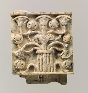 Meubelplaat gesneden in reliëf met gestileerde boom, ca. 8e-7e eeuw v.Chr.