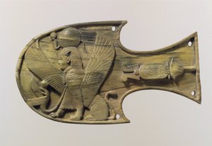 Paardenblinker met reliëf van een zittende sfinx, c.8e eeuw v.Chr.