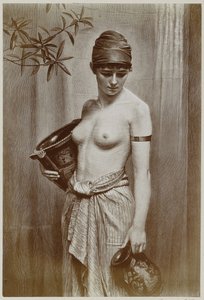 Fotoreproductie van een houtsnede naar het schilderij Wasserträgerin van Max Nonnenbruch door Neue Photographische Gesellschaft (possibly)