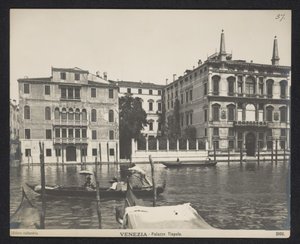 Exterieur van een palazzo te Venetië door Neue Photographische Gesellschaft